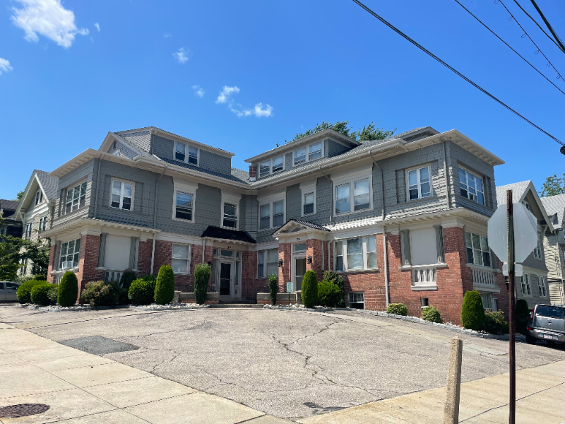 372 Lloyd Ave #4