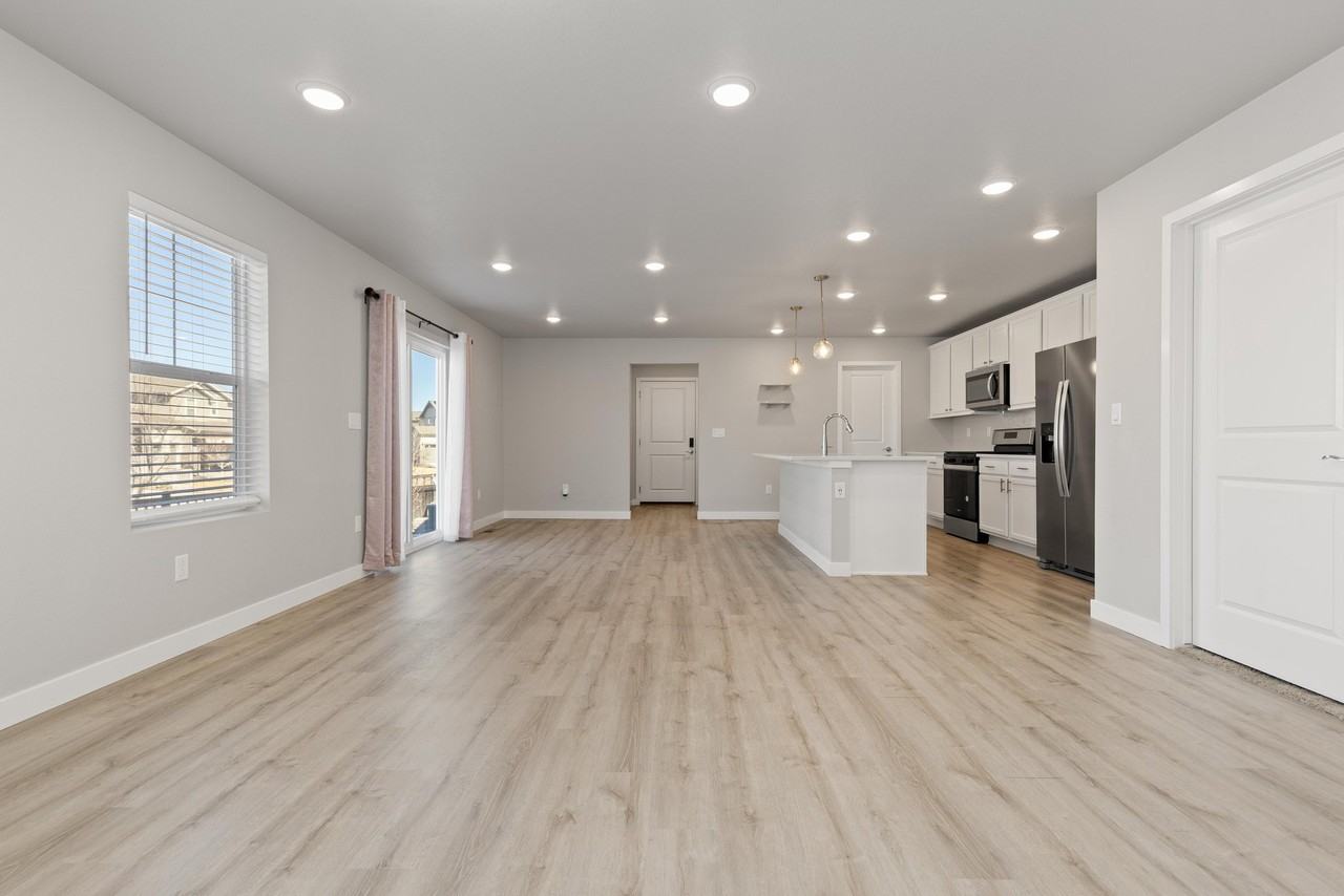 958 Colorado River Ave - Photo 4 of 20
