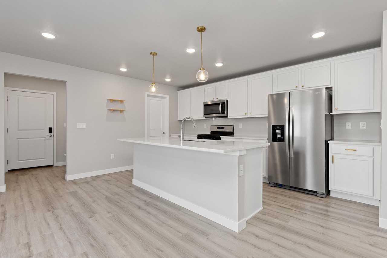958 Colorado River Ave - Photo 5 of 20