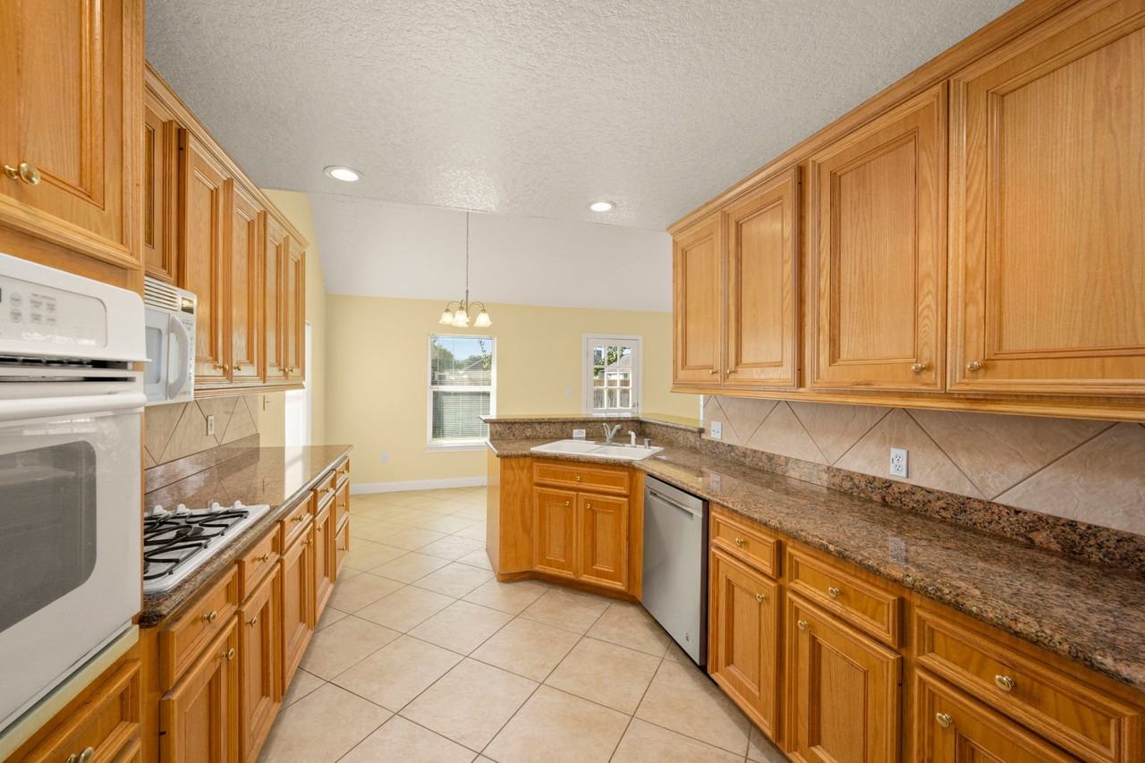 3212 Glastonbury Dr - Photo 6 of 19