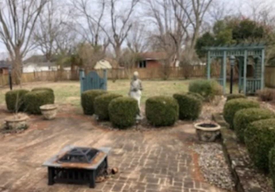 320 Emmett Ave - Photo 4 of 8
