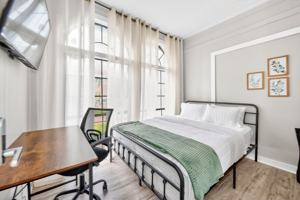 featured image of 2724 Hubbard St