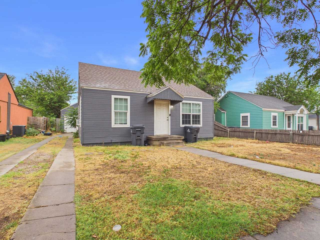 1209 Sw 20th Ave - Photo 2 of 4