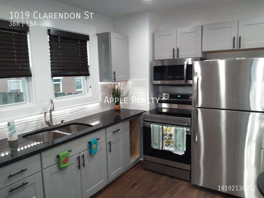 1019 Clarendon St - Photo 4 of 10