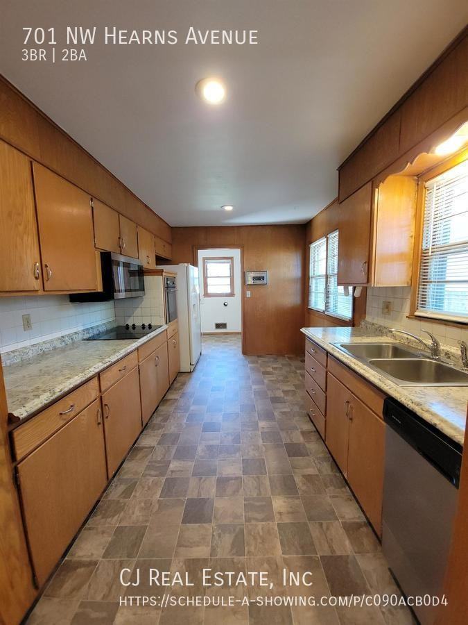 701 Nw Hearnes Ave - Photo 3 of 10