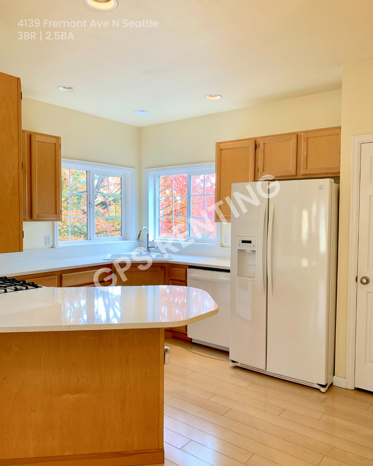 4139 Fremont Ave N - Photo 6 of 19