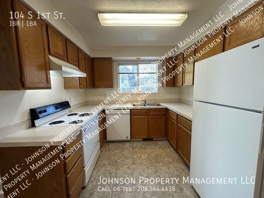 104 S 1st St - Photo 4 of 12