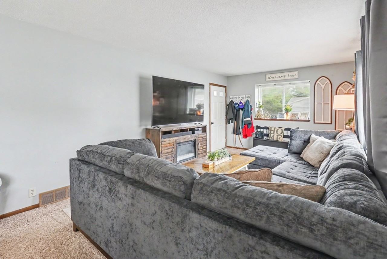 70 Brook Cir - Photo 3 of 17
