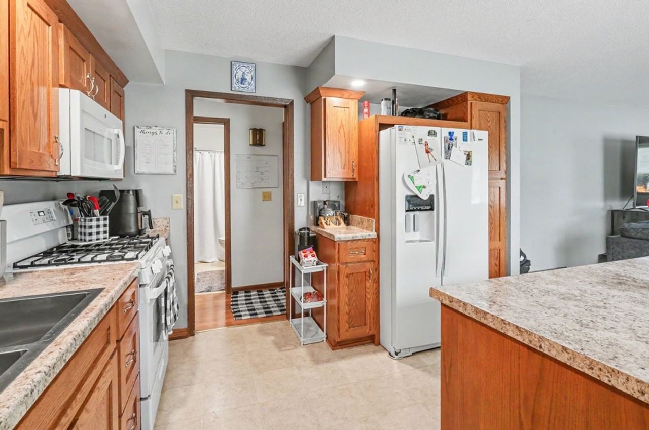 70 Brook Cir - Photo 4 of 17