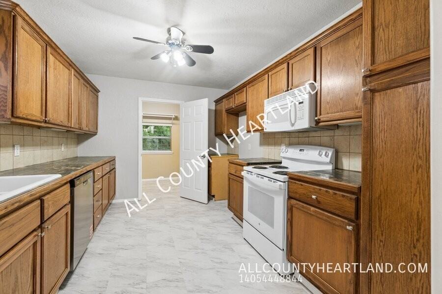 2109 Nw 31st St - Photo 3 of 10