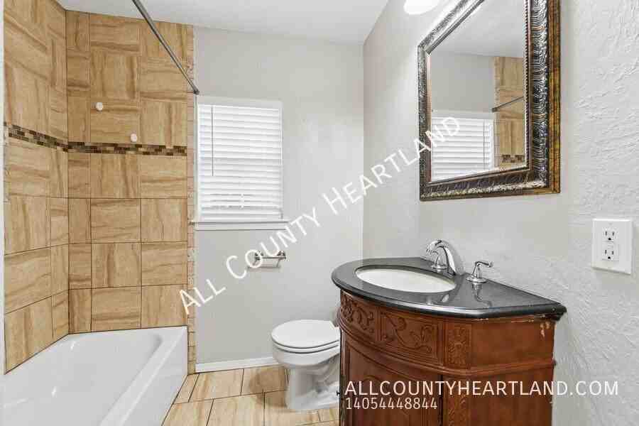 2109 Nw 31st St - Photo 6 of 10