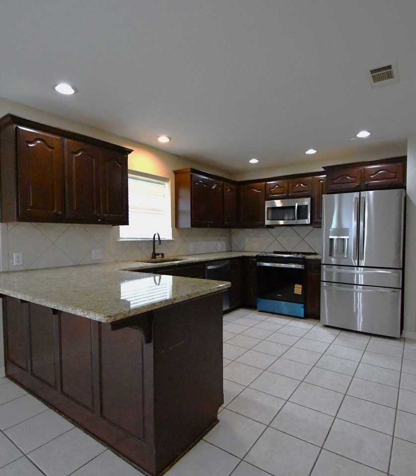 405 Amanda Ct - Photo 5 of 30