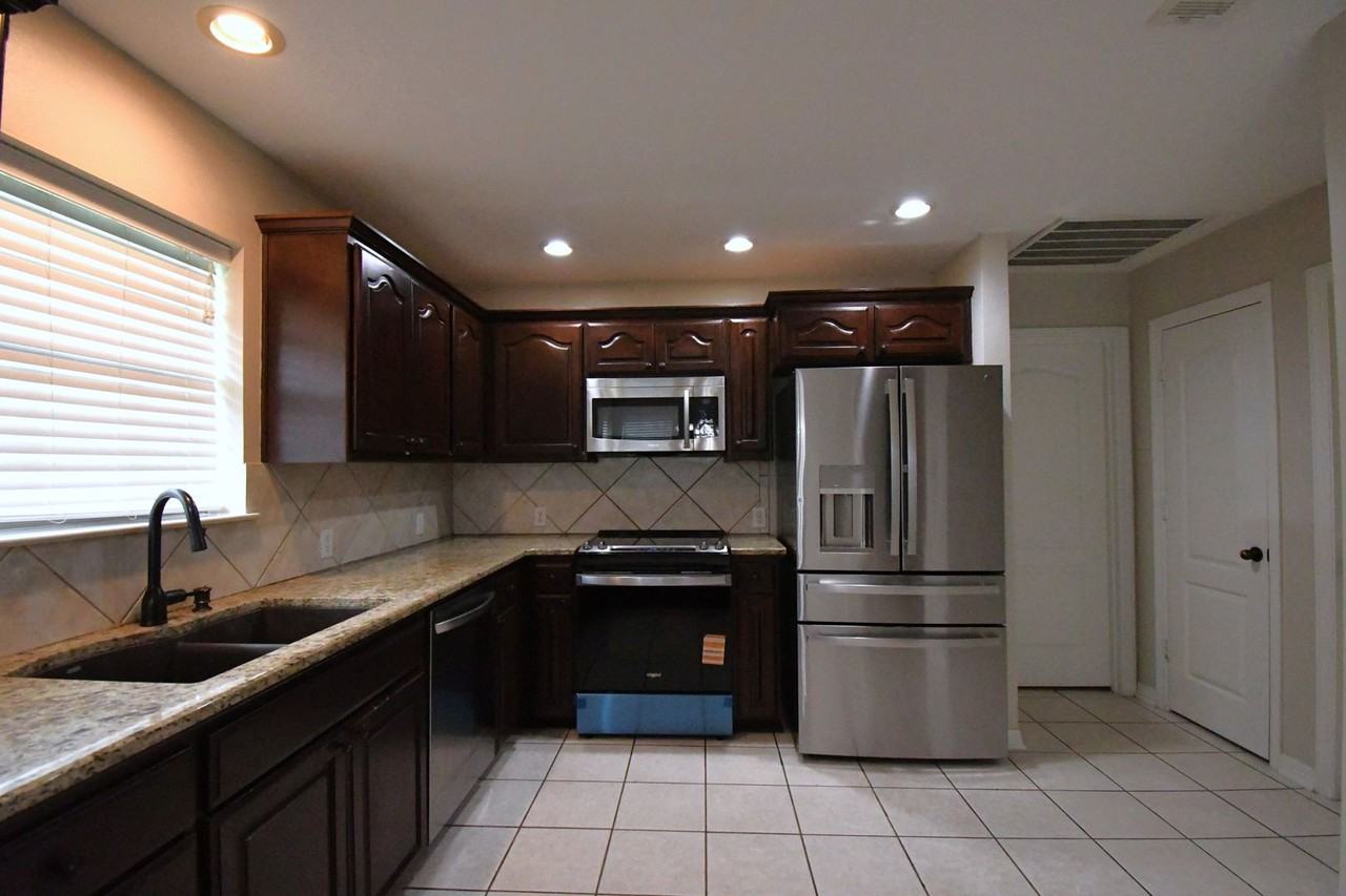 405 Amanda Ct - Photo 6 of 30