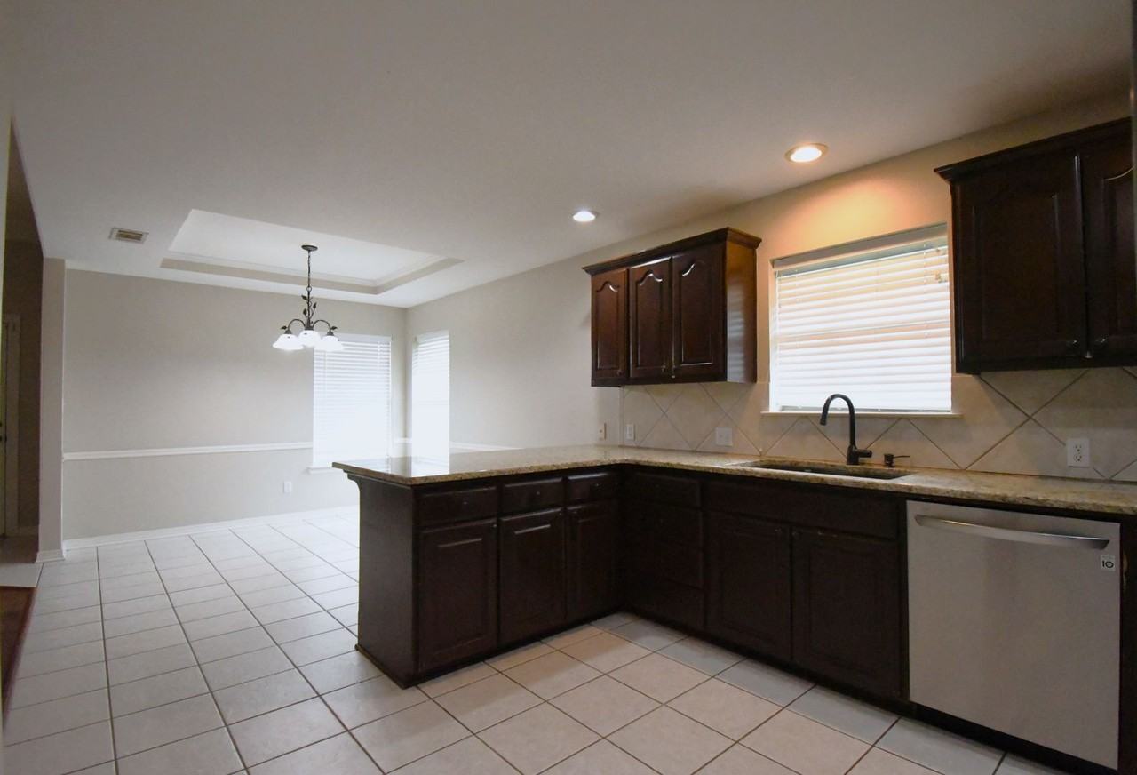 405 Amanda Ct - Photo 7 of 30