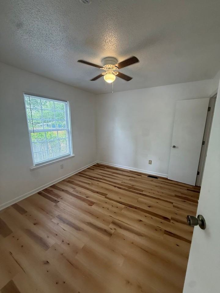 506 Wall St - Photo 6 of 9