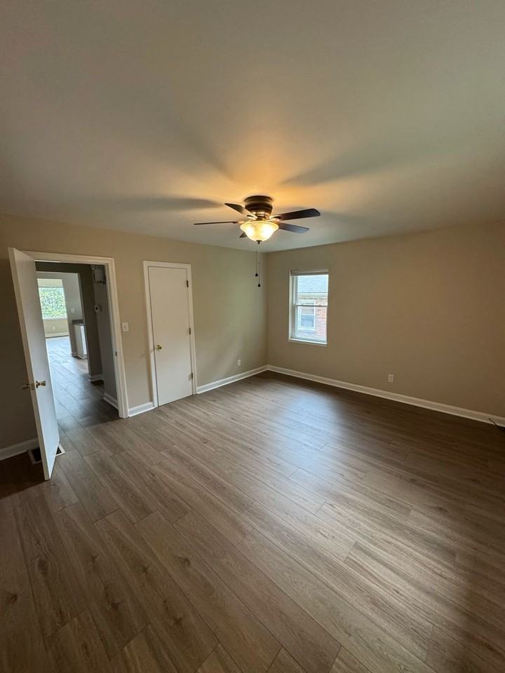 2711 Brownsboro Rd - Photo 2 of 12