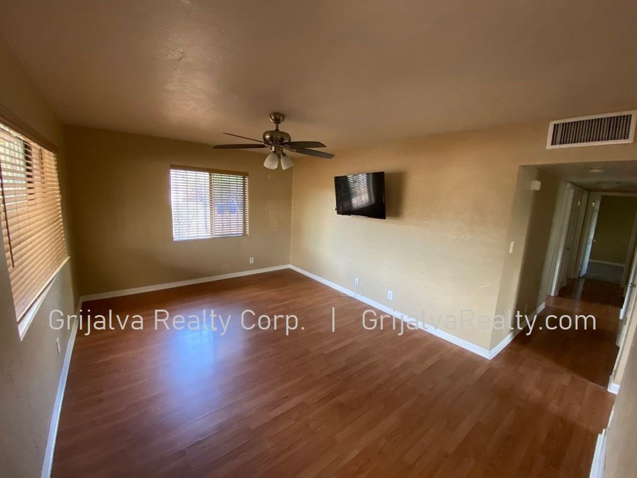 1546 E 8th St - Photo 3 of 19