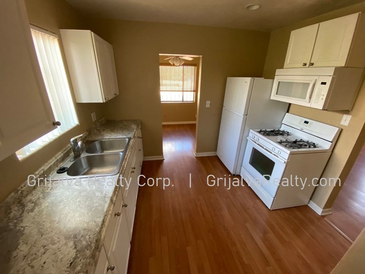 1546 E 8th St - Photo 5 of 19