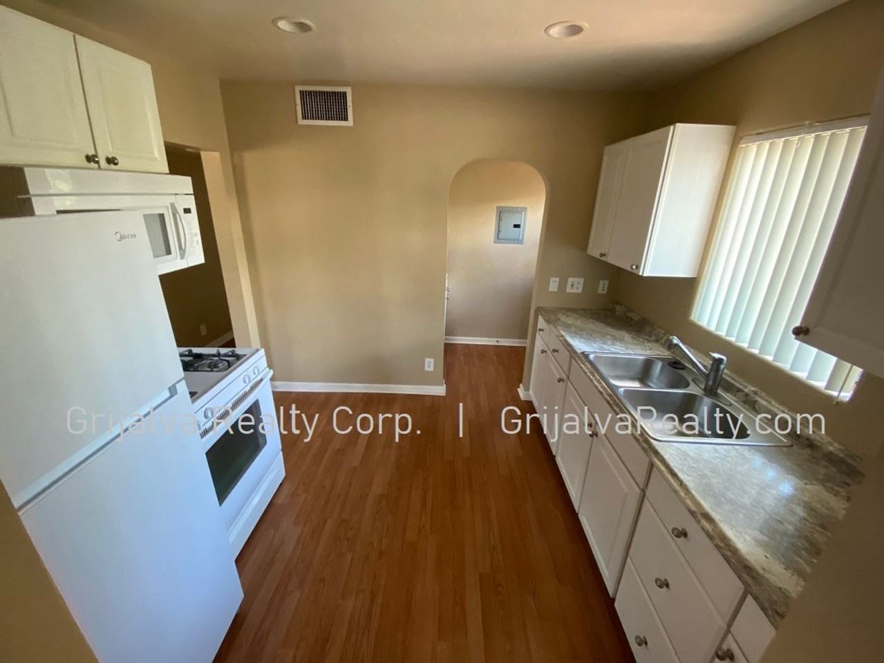 1546 E 8th St - Photo 6 of 19