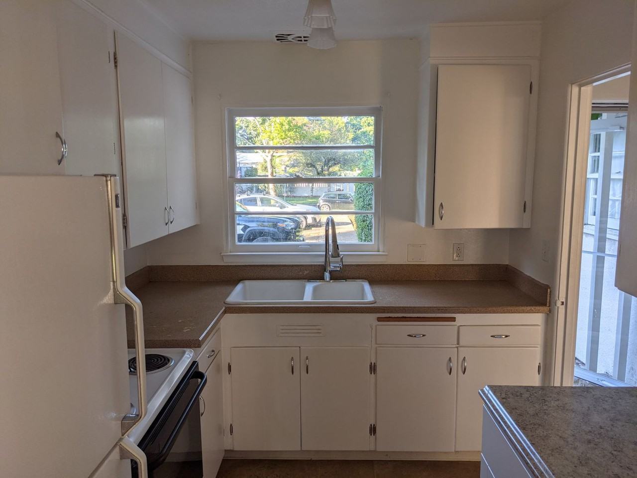 6910 Ne Hancock St - Photo 3 of 10