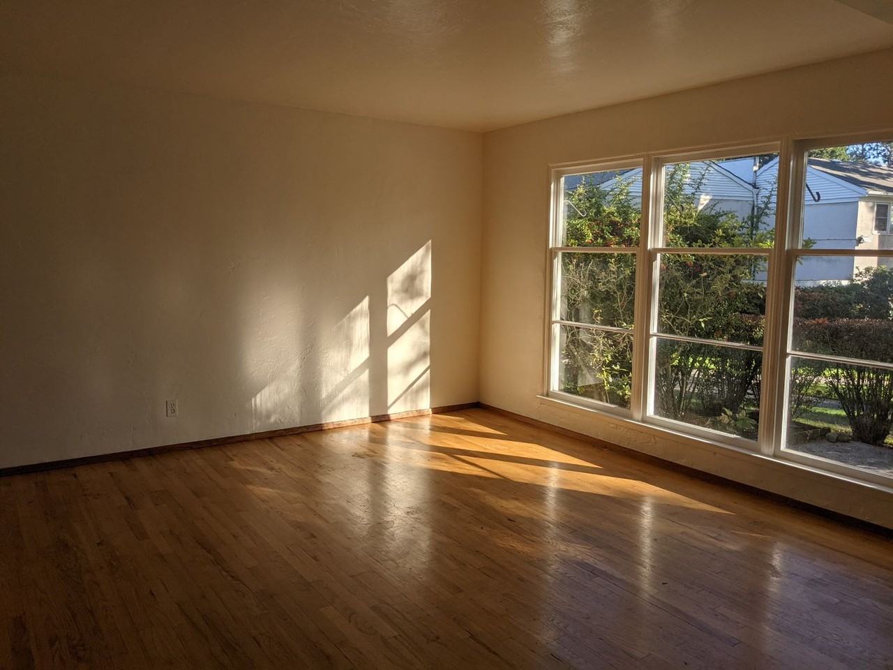 6910 Ne Hancock St - Photo 4 of 10