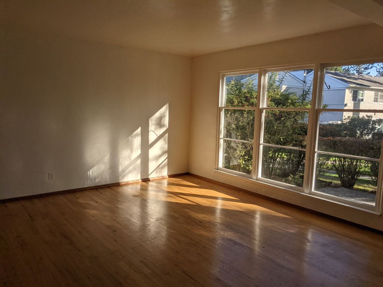 6910 Ne Hancock St - Photo 5 of 10