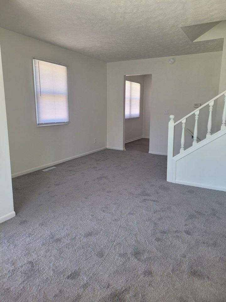 4874 Robin Dr - Photo 3 of 11