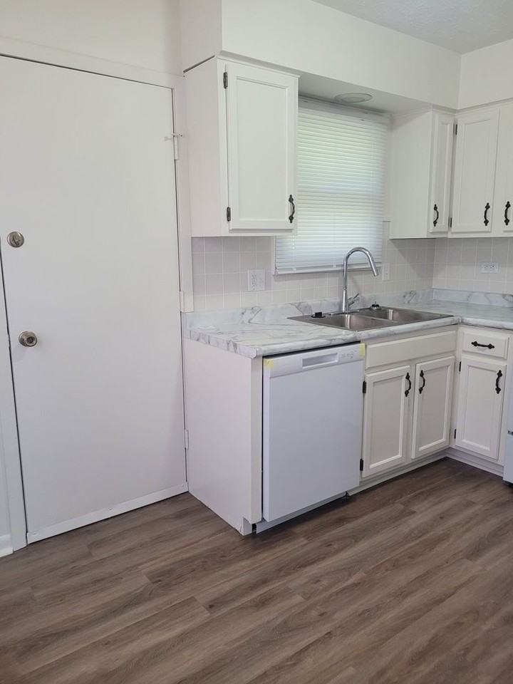 4874 Robin Dr - Photo 5 of 11