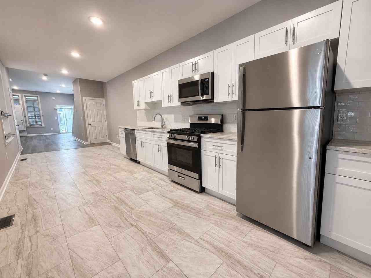 3124 W Montgomery Ave - Photo 5 of 32