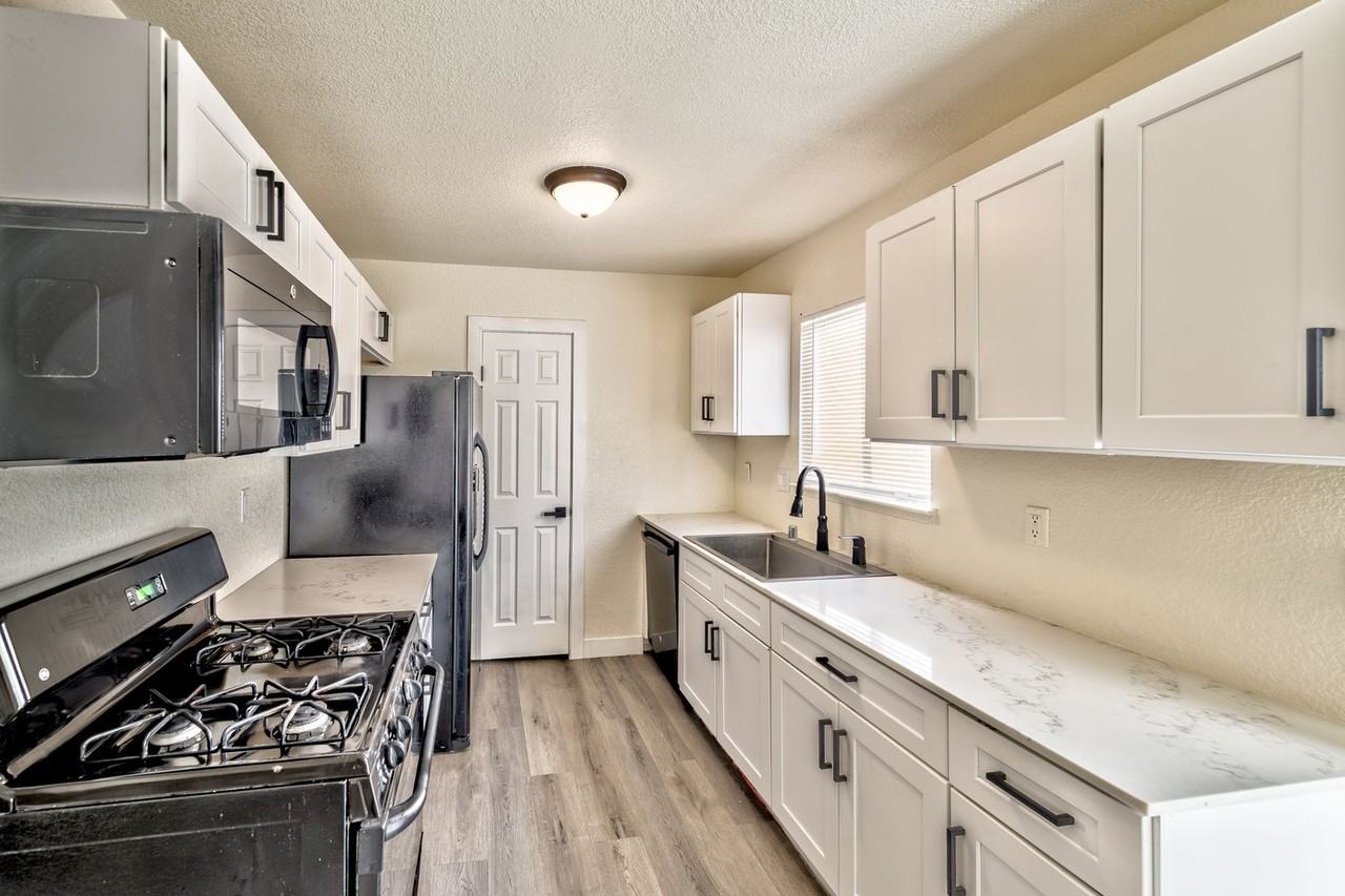 3757 Longfellow St - Photo 4 of 16