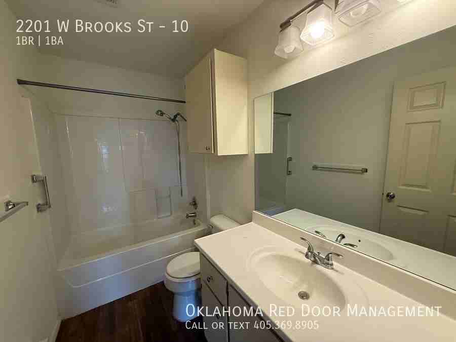 2201 W Brooks St #10 - Photo 6 of 16
