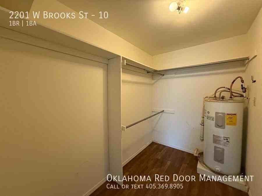 2201 W Brooks St #10 - Photo 4 of 16