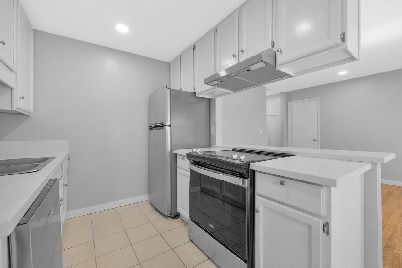 9580 Carroll Canyon Rd - Photo 2 of 21
