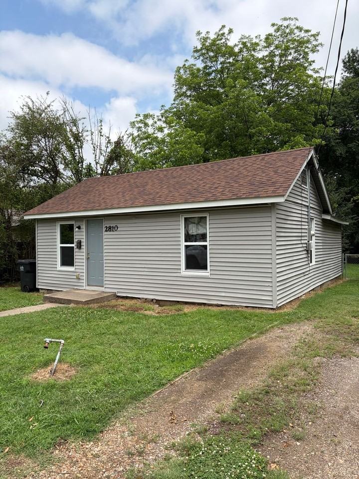 2810 N Albert Pike Ave - Photo 2 of 14