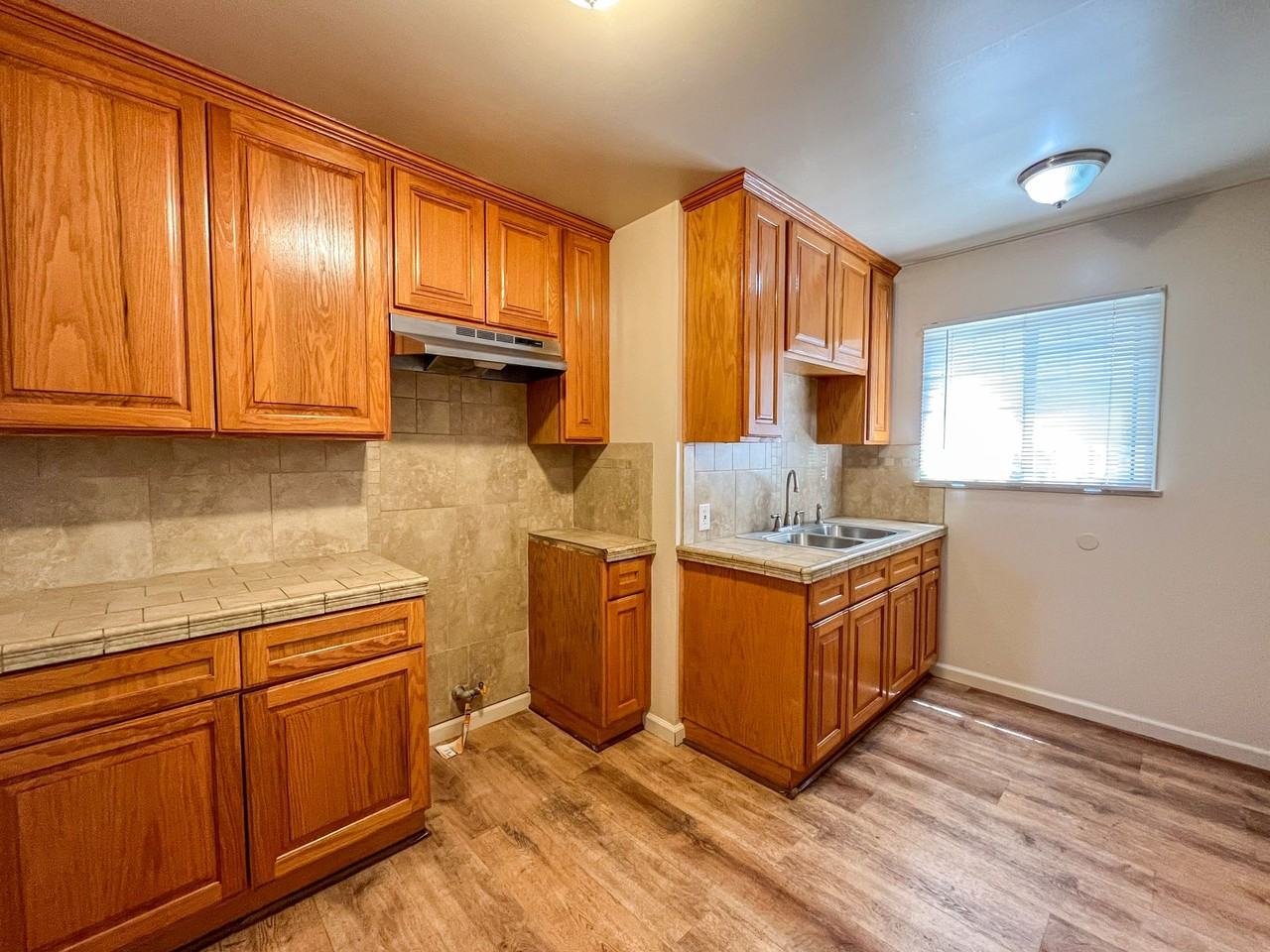 6605 S Van Ness Ave - Photo 2 of 20