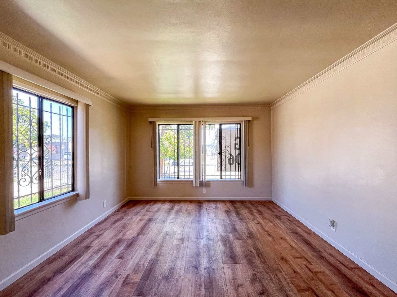 6605 S Van Ness Ave - Photo 3 of 20