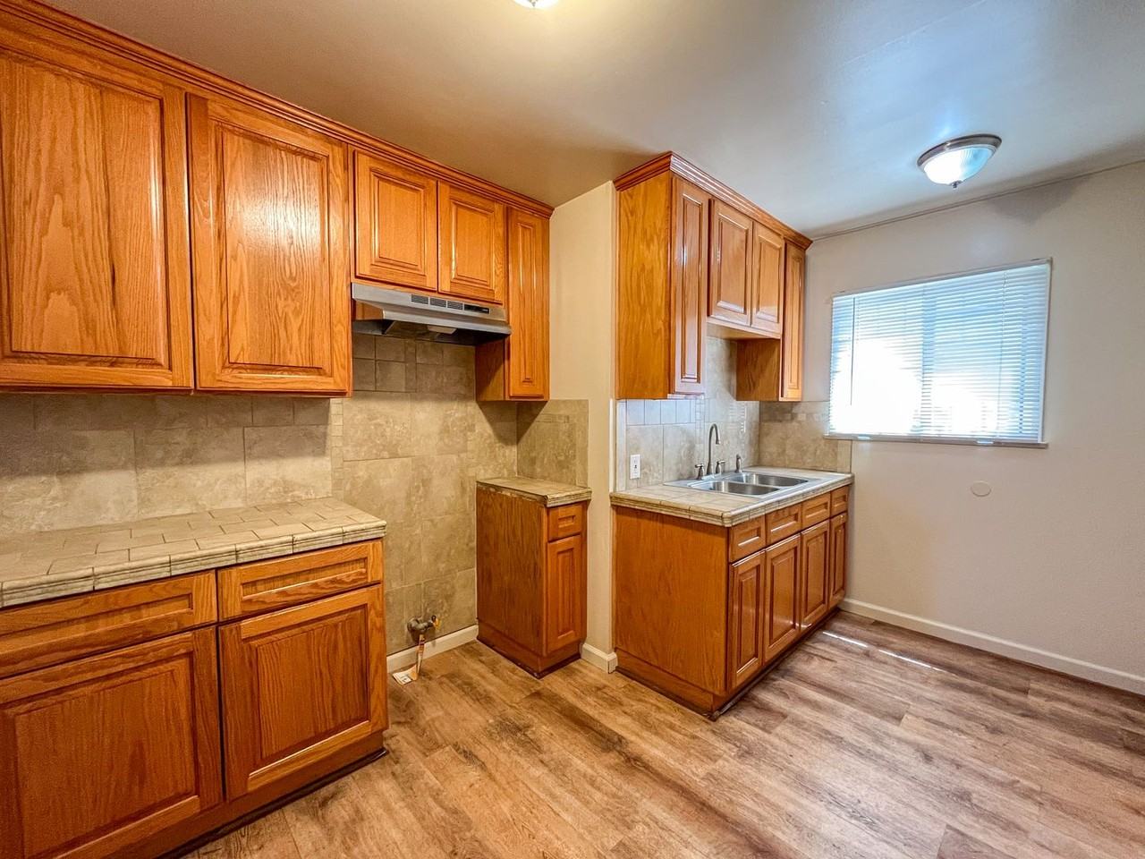 6605 S Van Ness Ave - Photo 4 of 20