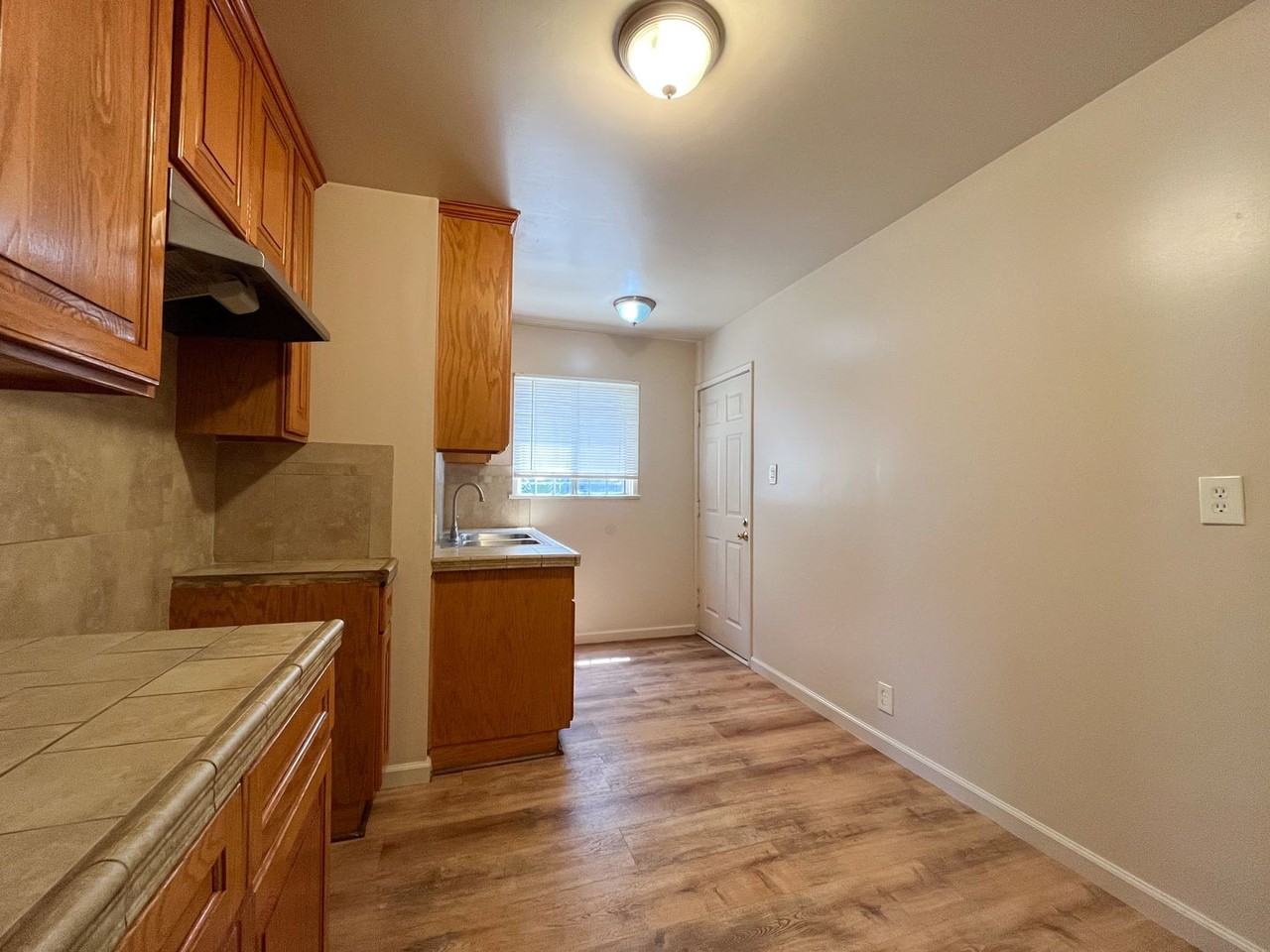 6605 S Van Ness Ave - Photo 5 of 20