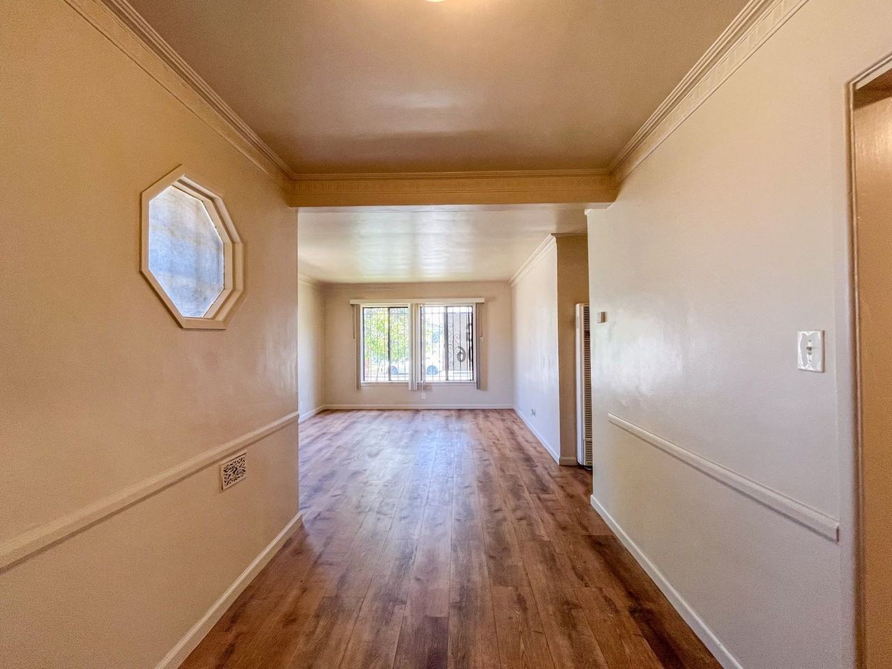 6605 S Van Ness Ave - Photo 6 of 20