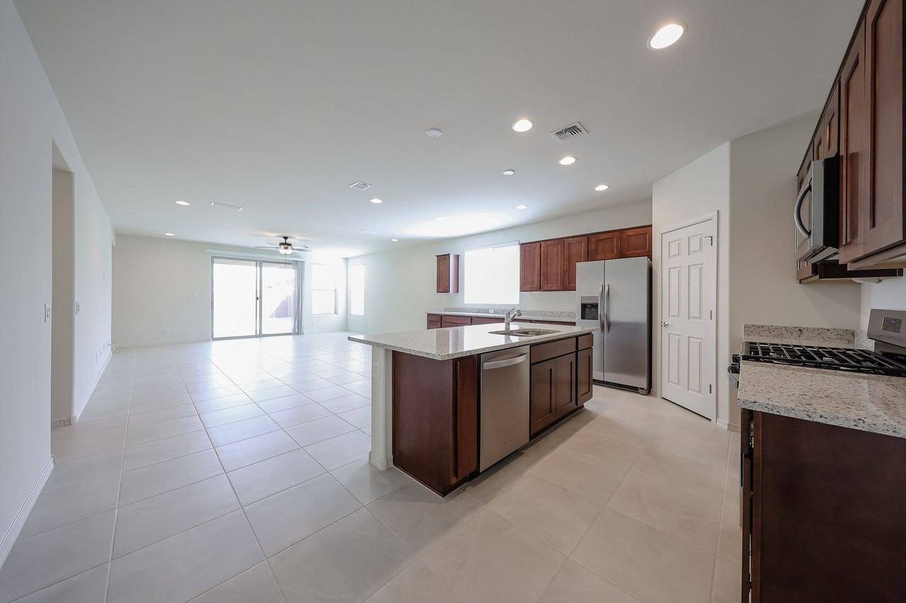 25425 N 172nd Ln - Photo 7 of 38