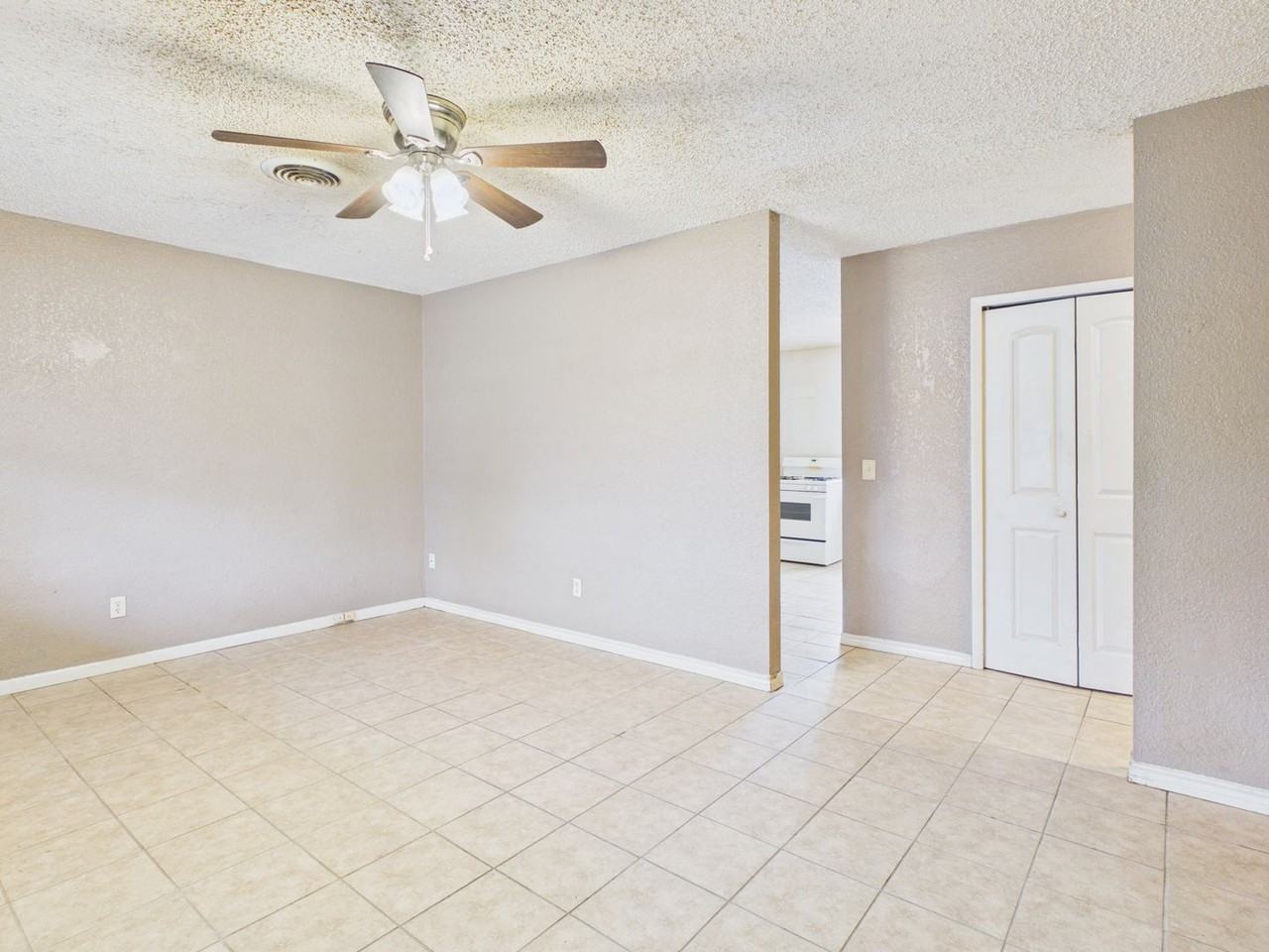 5315 Allen St - Photo 6 of 23