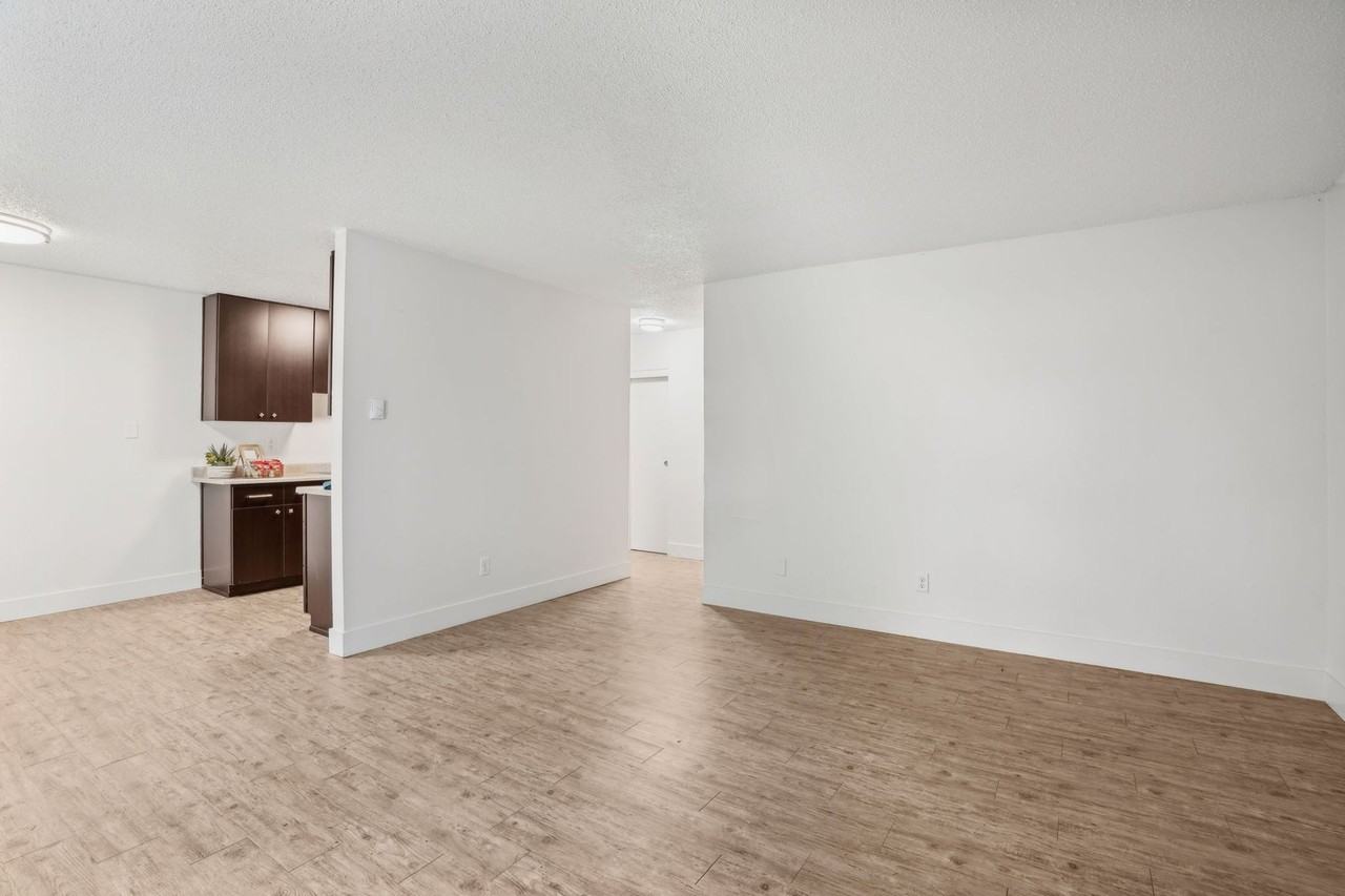 Beverly Grove Apartments - Photo 5 of 23