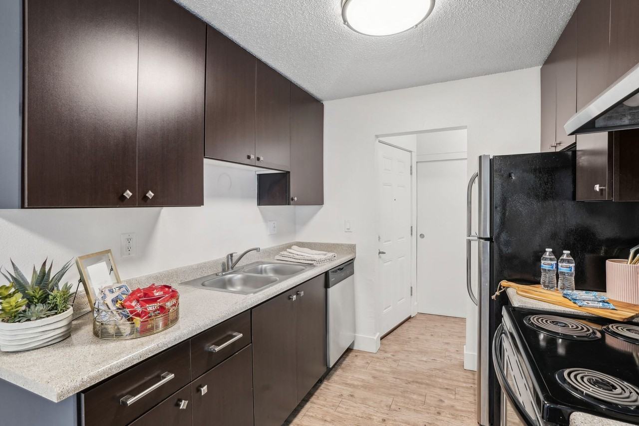 Beverly Grove Apartments - Photo 6 of 23