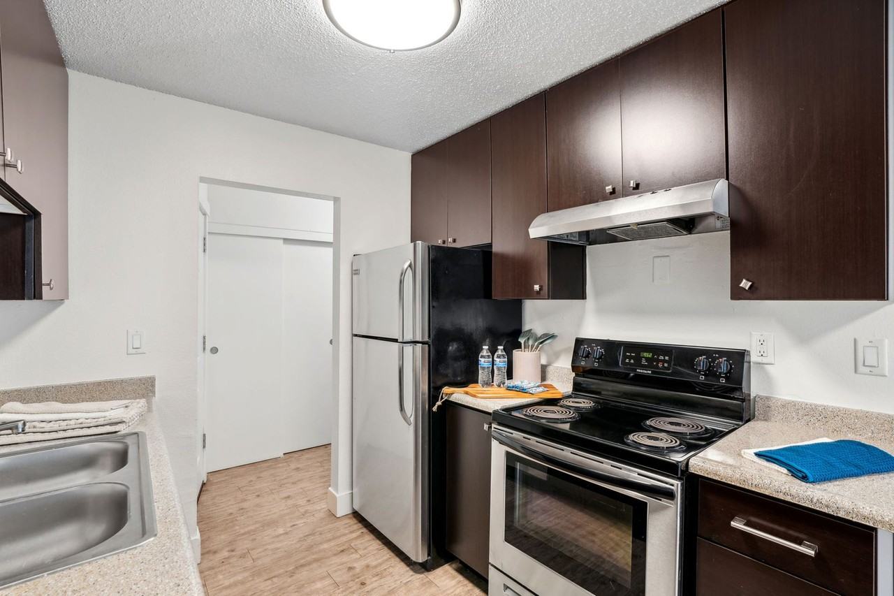 Beverly Grove Apartments - Photo 7 of 23