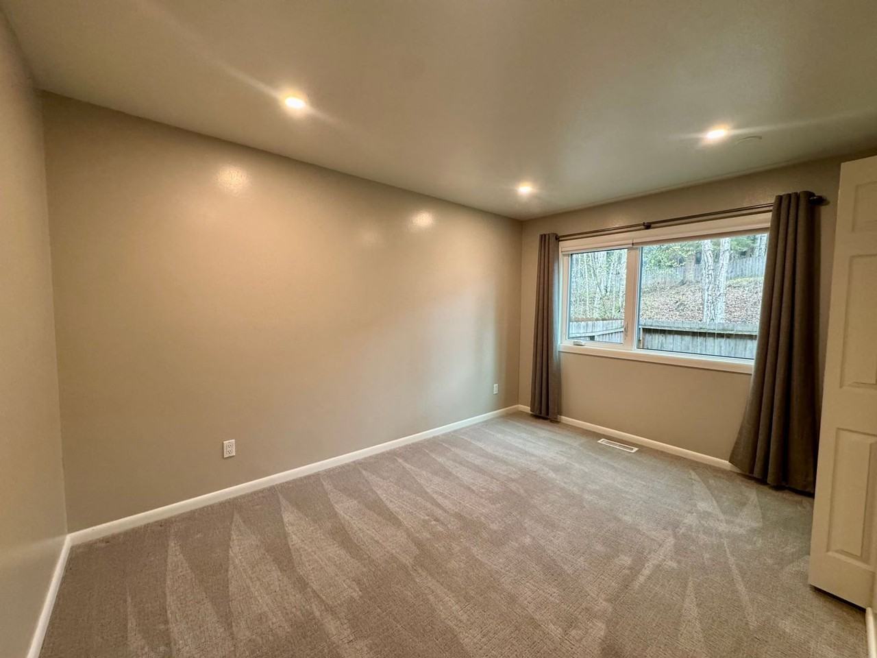 2045 Eastridge Dr #9 - Photo 6 of 12