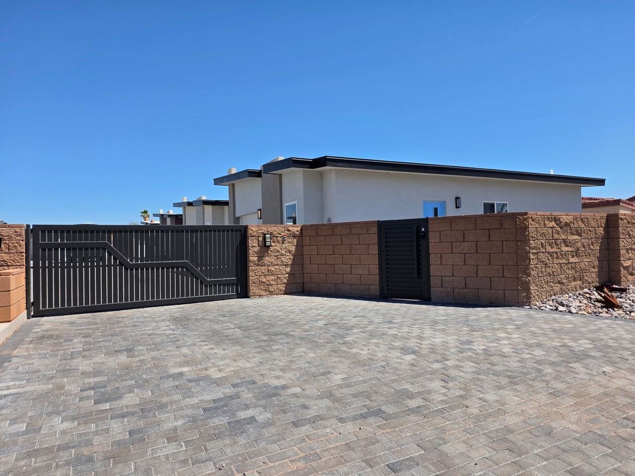 370 Riverfront Dr - Photo 3 of 32