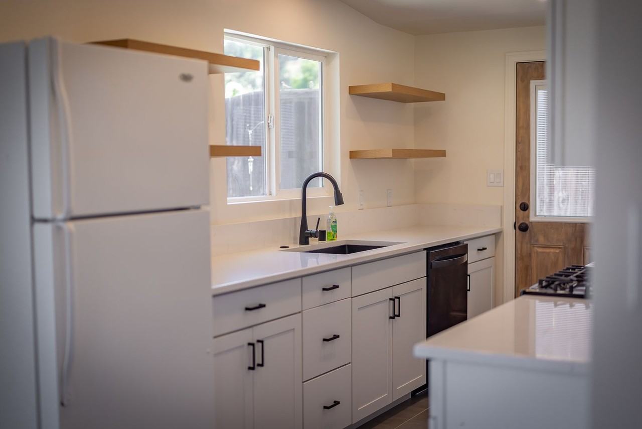 216 216 Barbara st - Photo 4 of 21