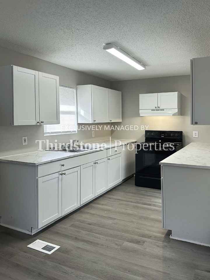 6460 Lanark Ave - Photo 4 of 21