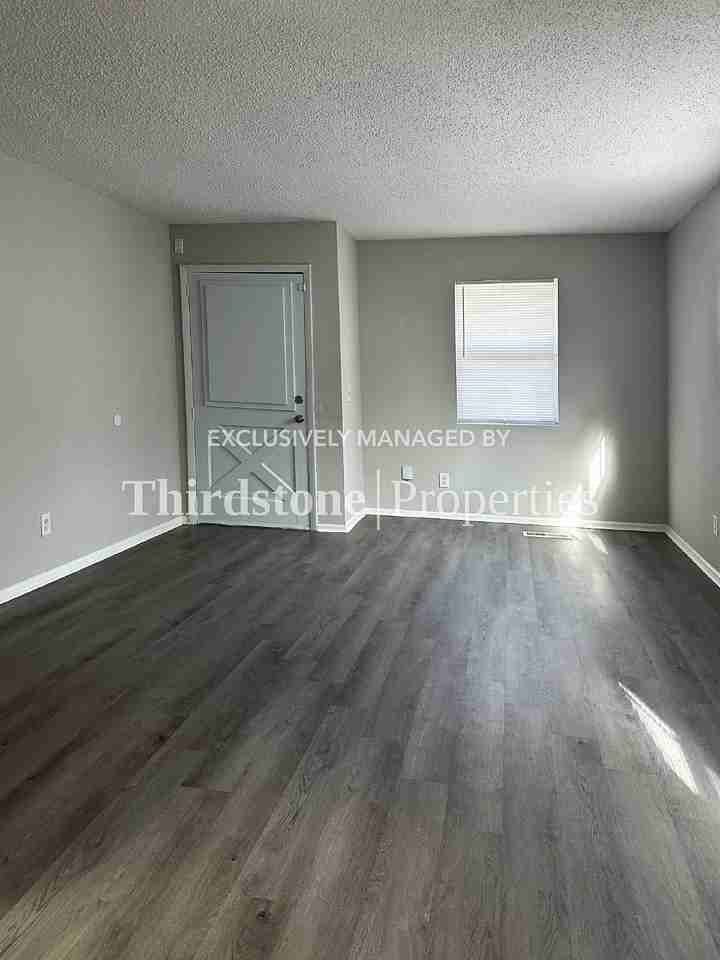6460 Lanark Ave - Photo 6 of 21