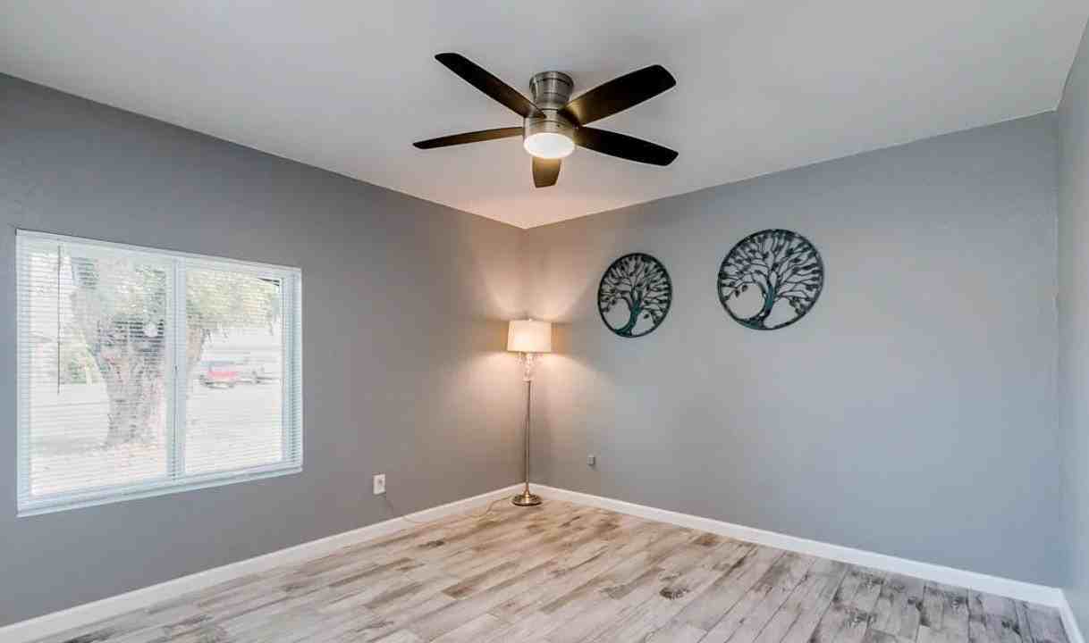 5218 North 61st Avenue - Photo 7 of 11